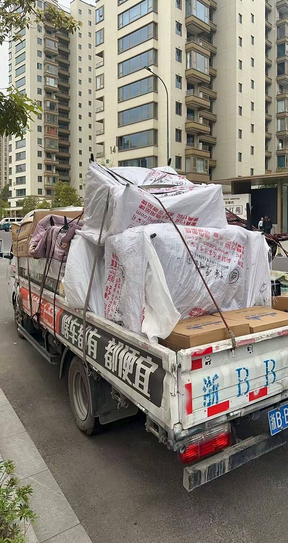 门店货车装满包好的家具准备送货
