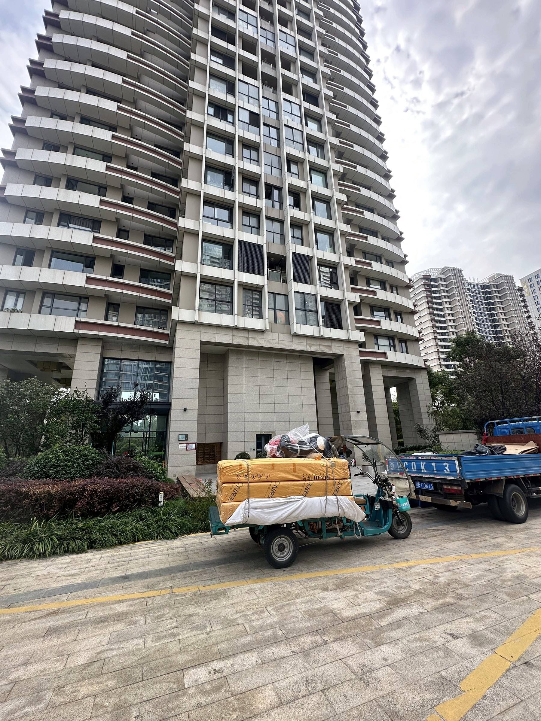 电动三轮车把家具送到顾客楼下