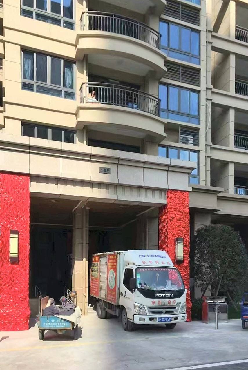 门店货车开进小区给顾客送货