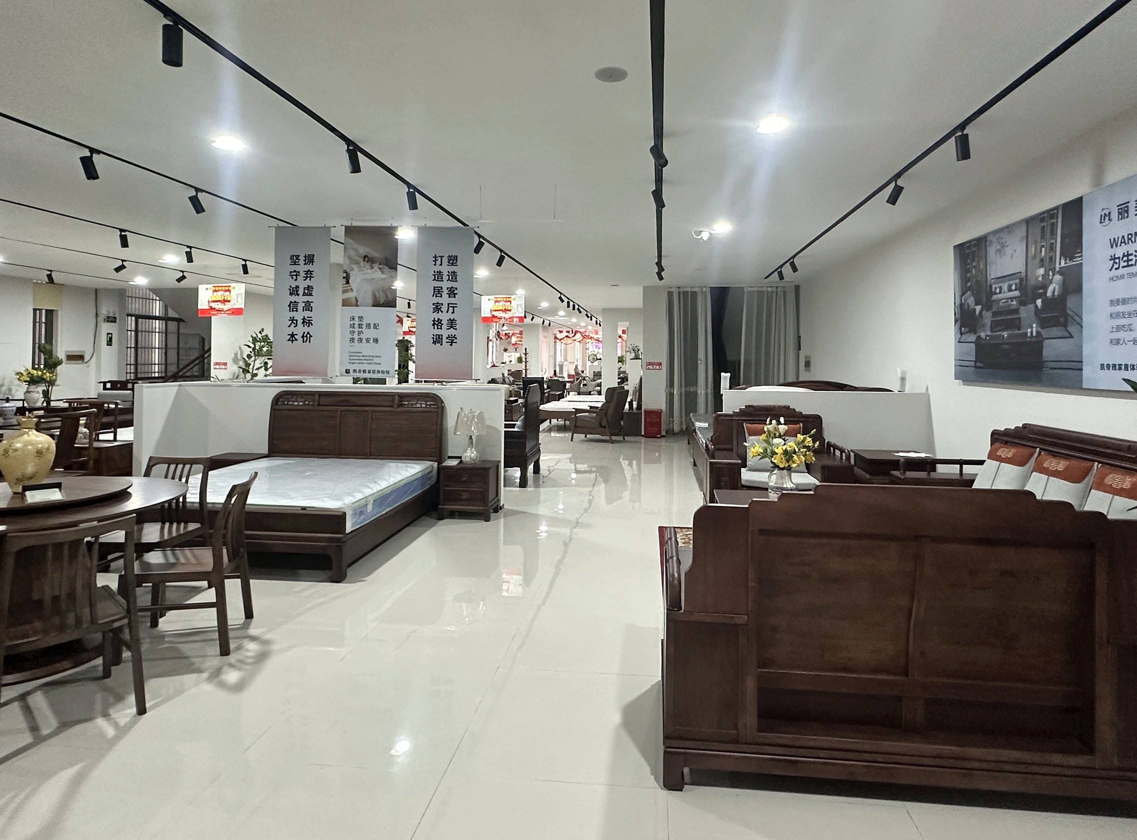 实木与红木家具展区，墙上是丽美佳海报和“坚守诚信为本 摒弃虚高标价”挂幅