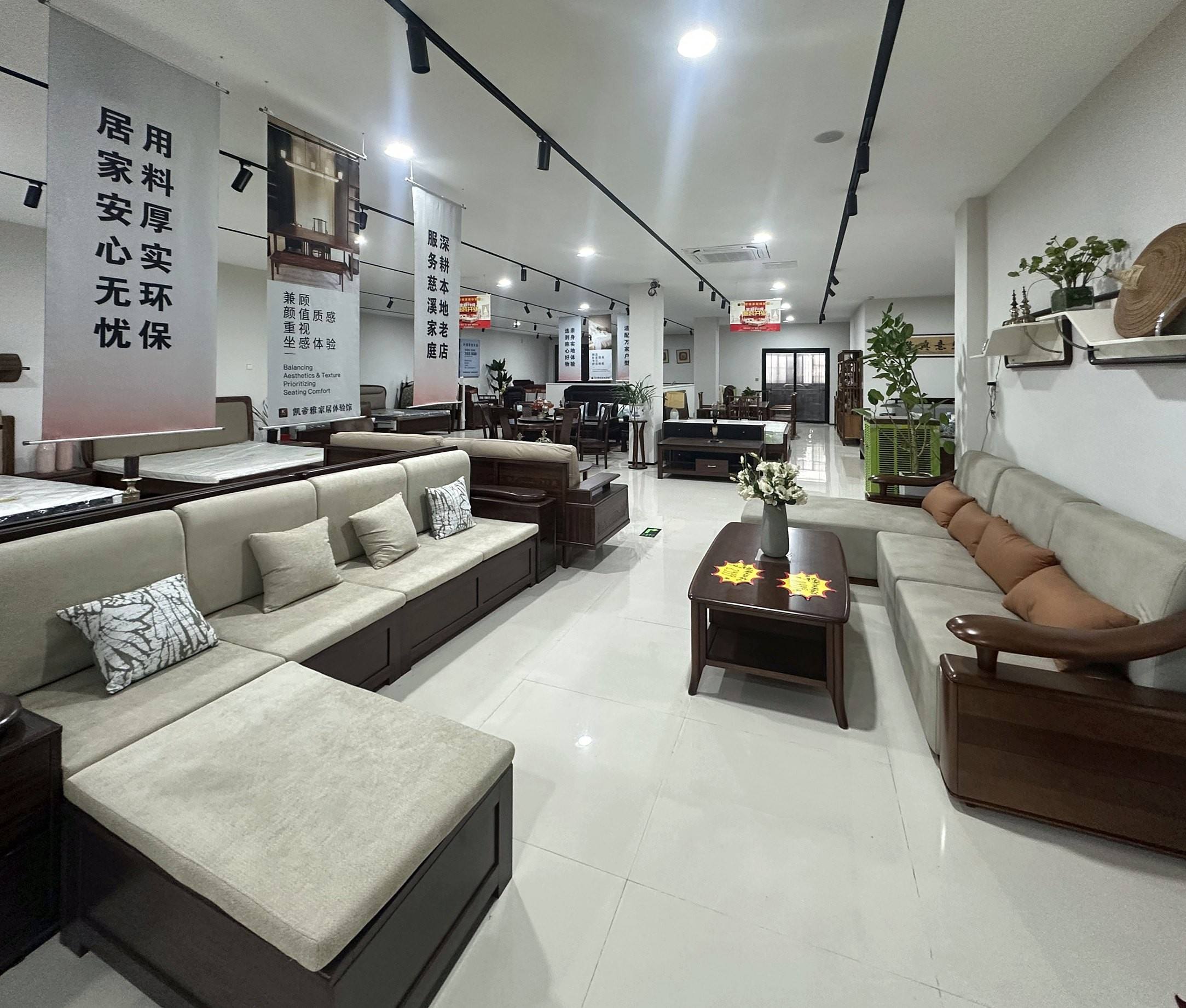 实木框架布艺沙发展区，挂着“深耕本地老店 服务慈溪家庭”等标语